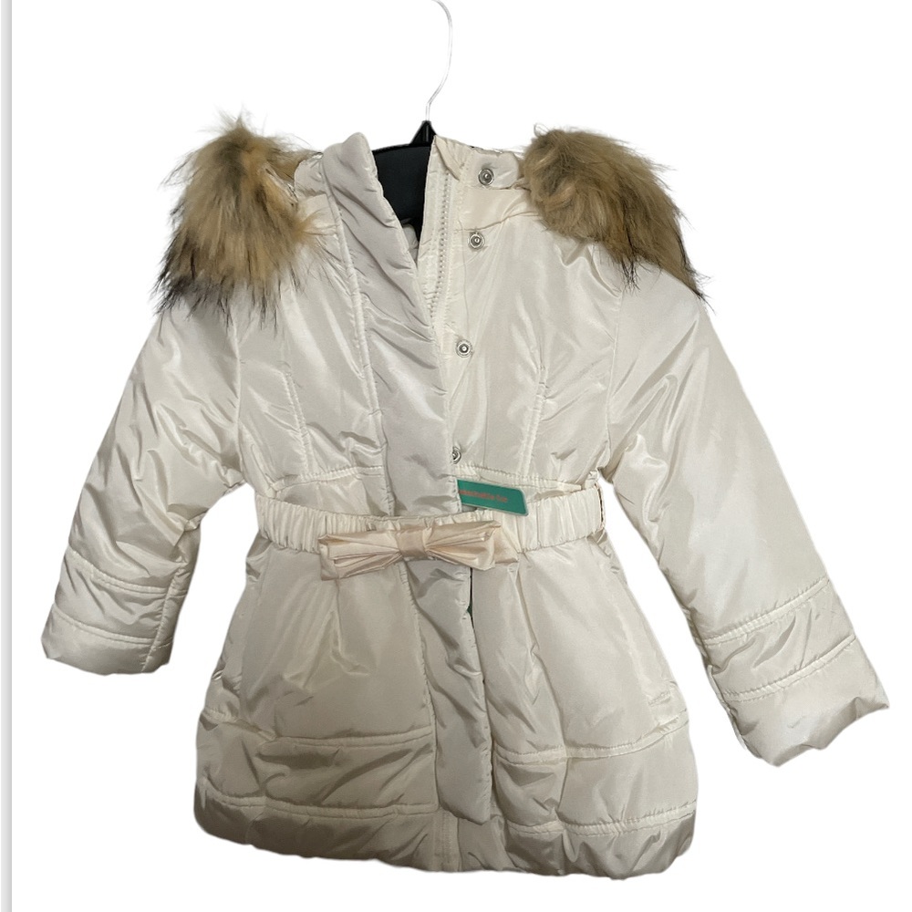 Gorgeous cream color girl’s coat with detachable faux fur.